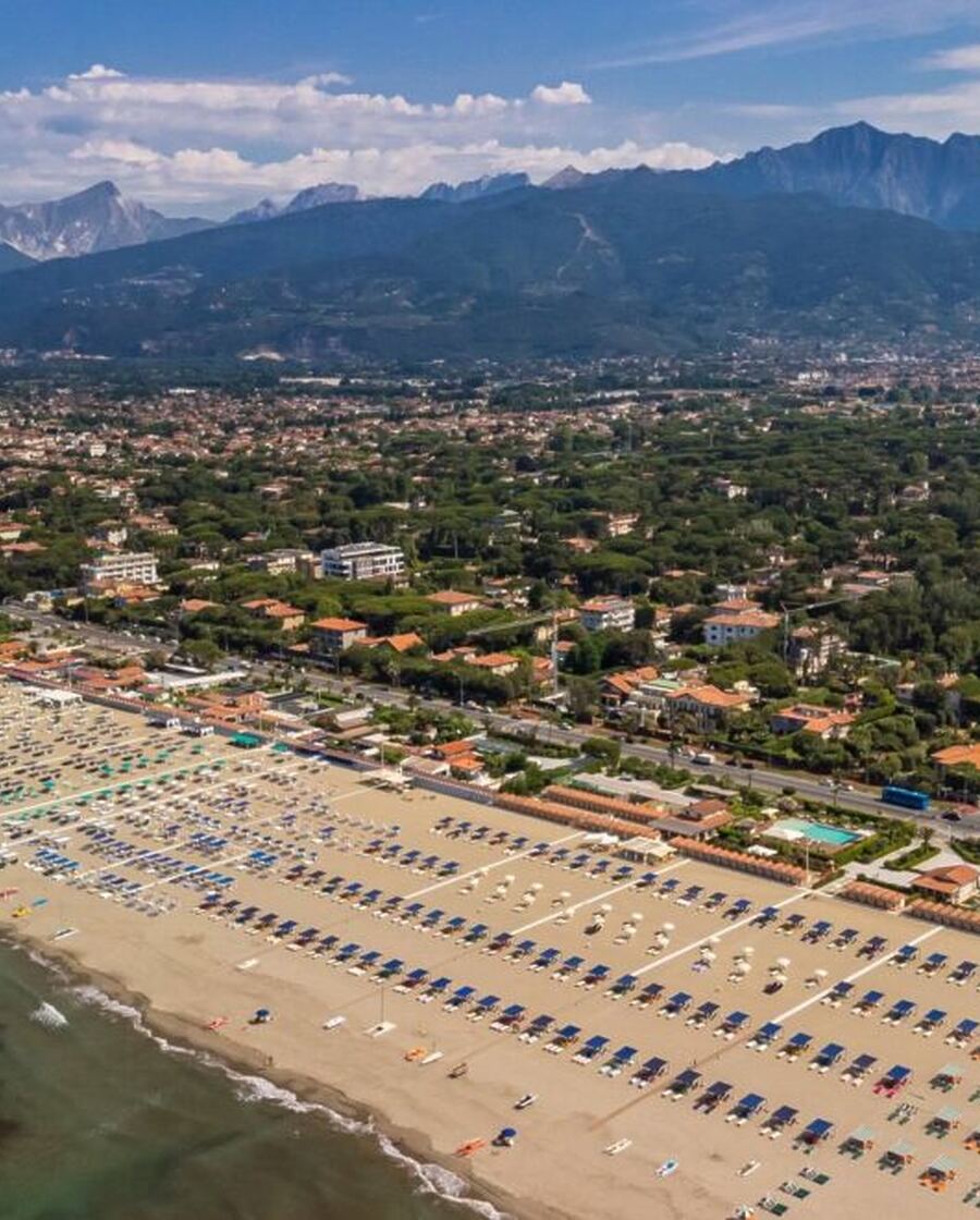 La fascia verde della costa di Forte dei Marmi vista dall'alto