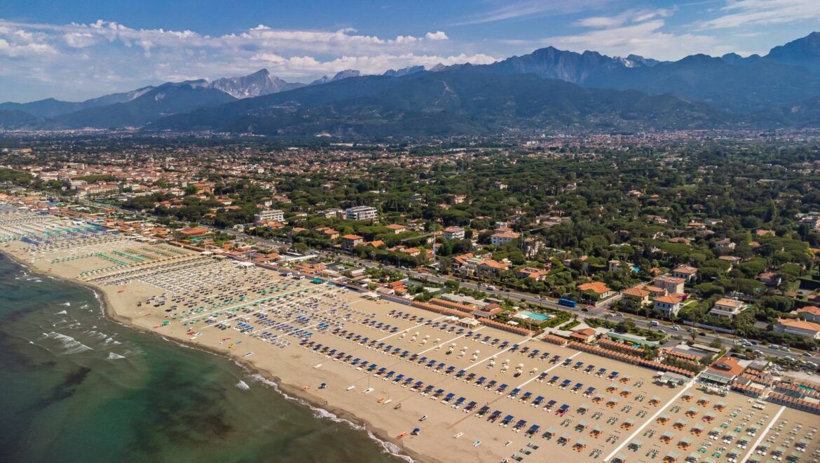 La spiaggia di Forte dei Marmi vista dall'alto con le Alpi Apuane
