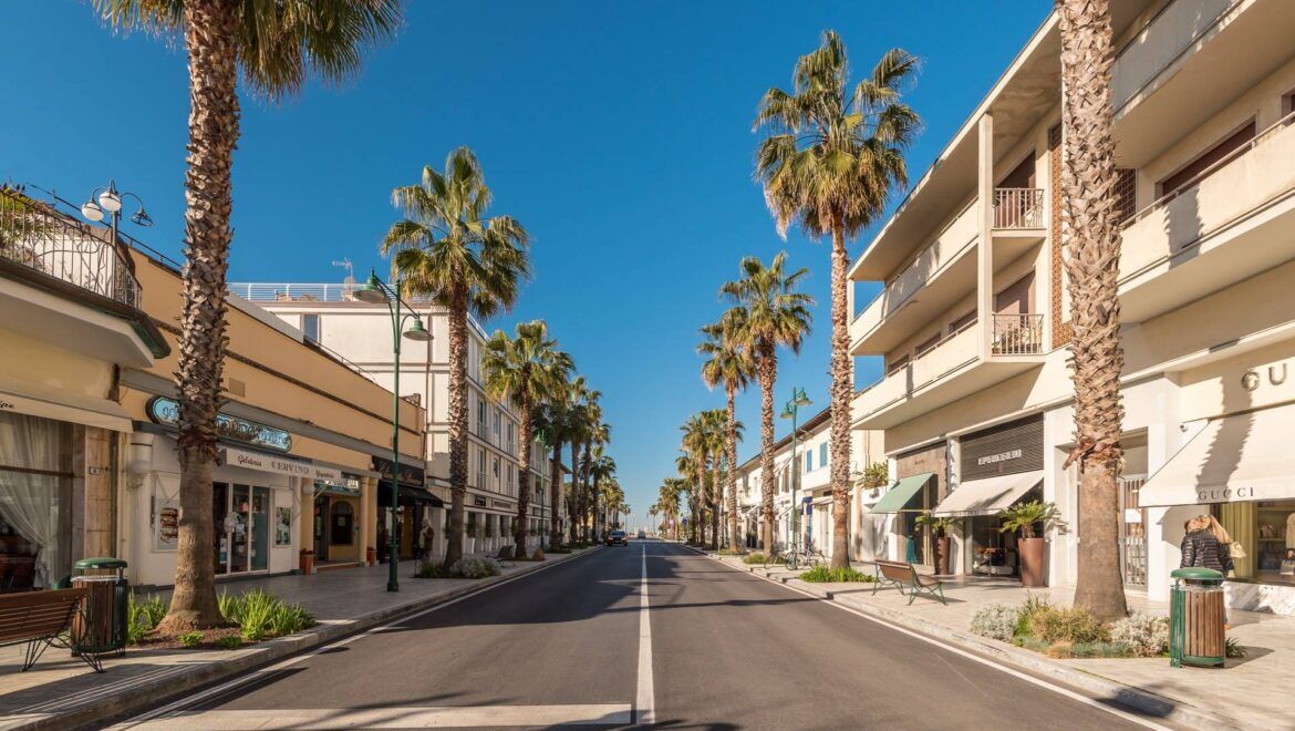 Il viale delle boutique nel centro di Forte dei Marmi